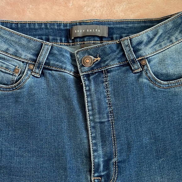 Brand new pair of blue wash jeans! - Picture 2 of 4